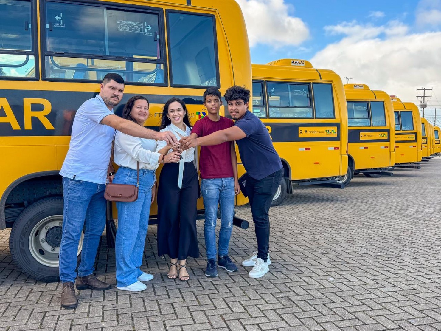 PREFEITURA DE CONGO RECEBE UM MICRO-ÔNIBUS ESCOLAR E REALIZA ASSINATURA DE ORDEM E SERVIÇO PARA IMPLANTAÇÃO DE CISTERNAS ATRAVÉS DO GOVERNO ESTADUAL E
